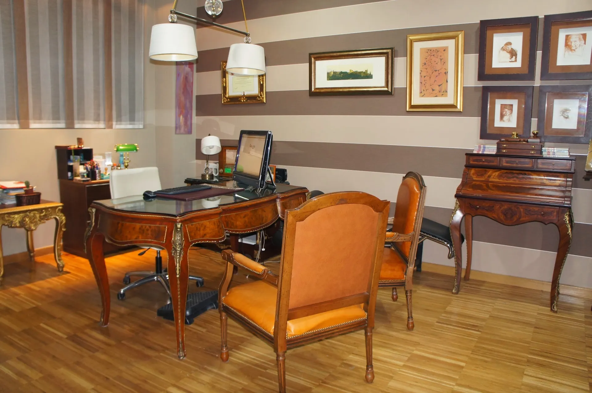 Despacho del centro con escritorio de madera y sillones de cuero